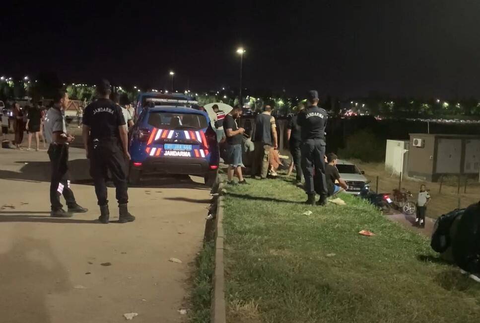 Dengesini kaybederek gölete düşen genç kayboldu