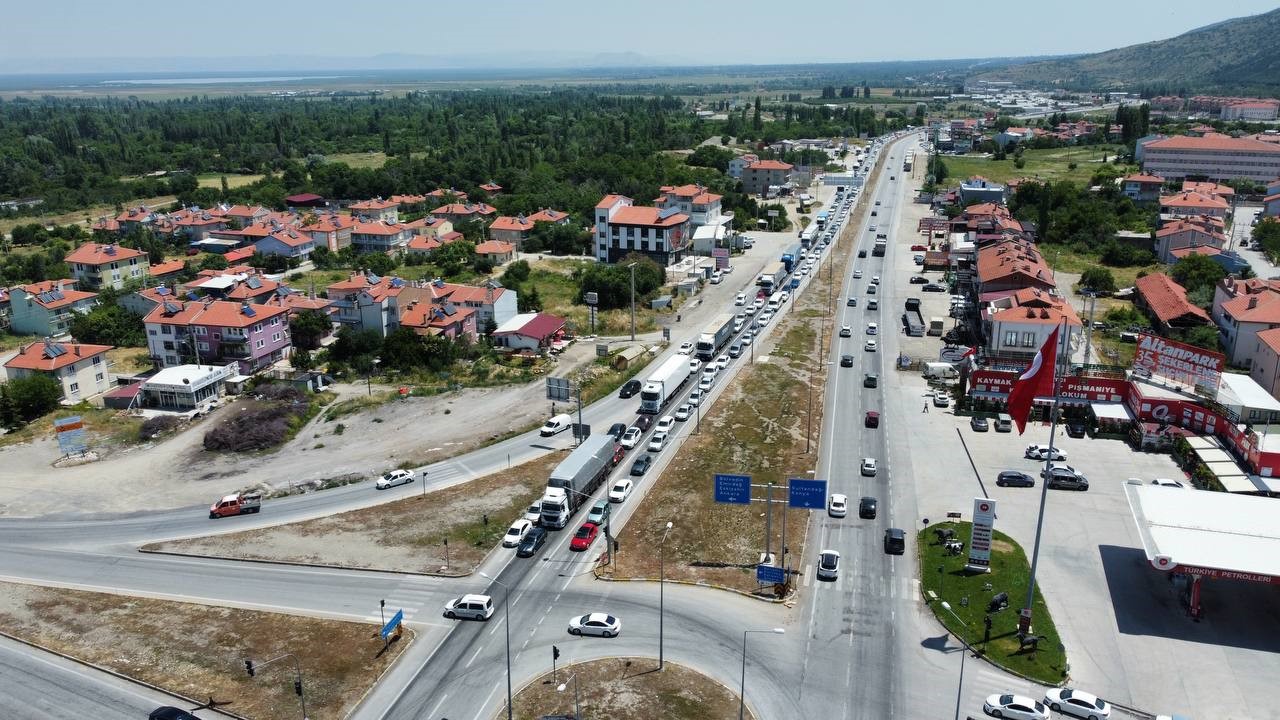 Afyonkarahisar-Konya karayolunda tatilcilerin dönüş yoğunluğu başladı