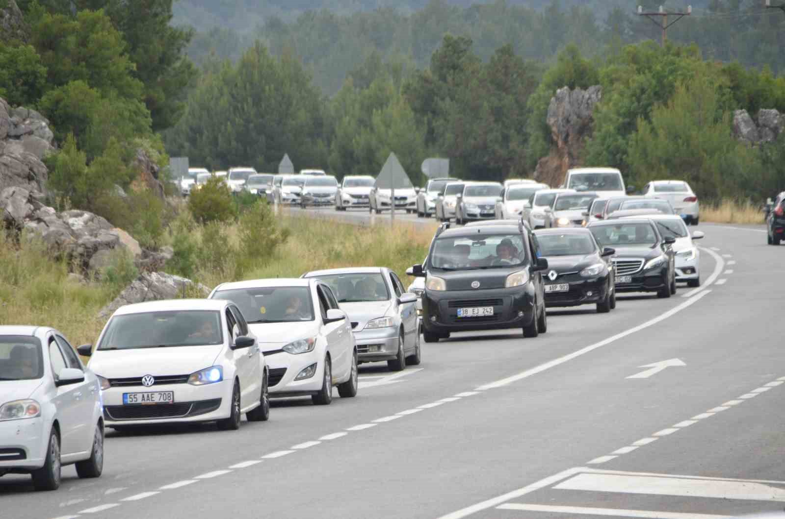 Tatil dönüşü Antalya-Konya Kara Yolu'nda trafik yoğunluğu