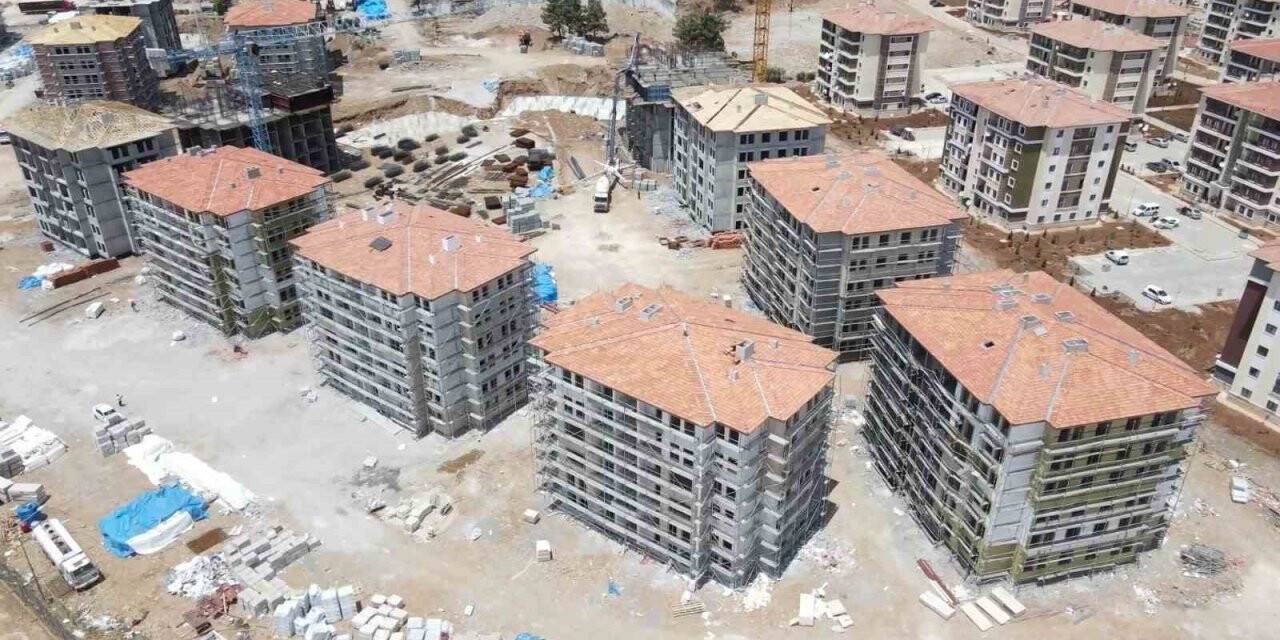 Bakan Özhaseki: “Deprem bölgesinde durup dinlenmek için vaktimiz yok”