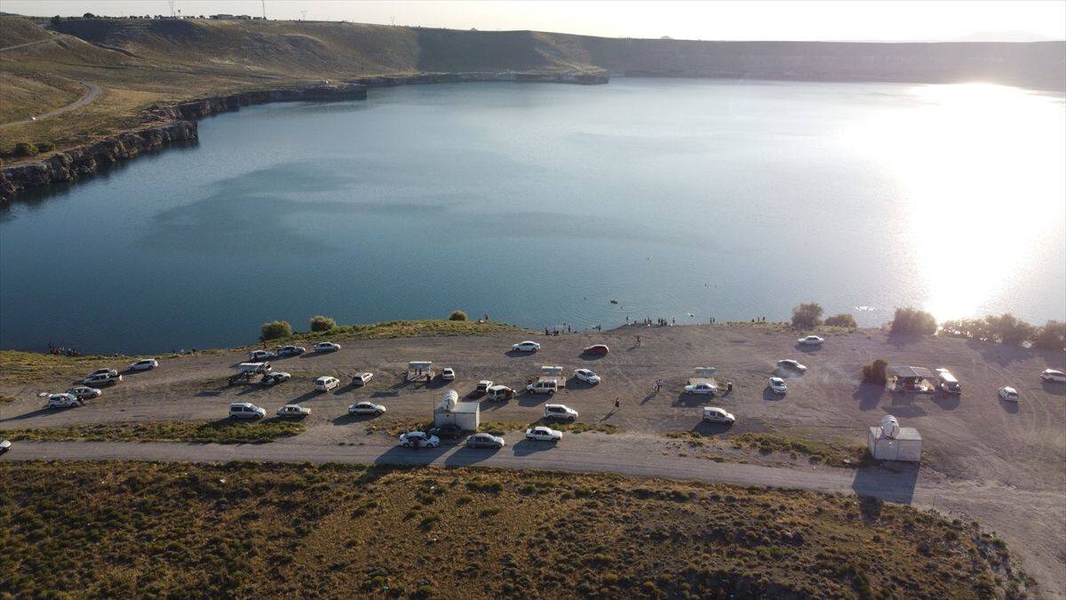 Türkiye'nin en derin gölü Acıgöl, ziyaretçi akınına uğruyor