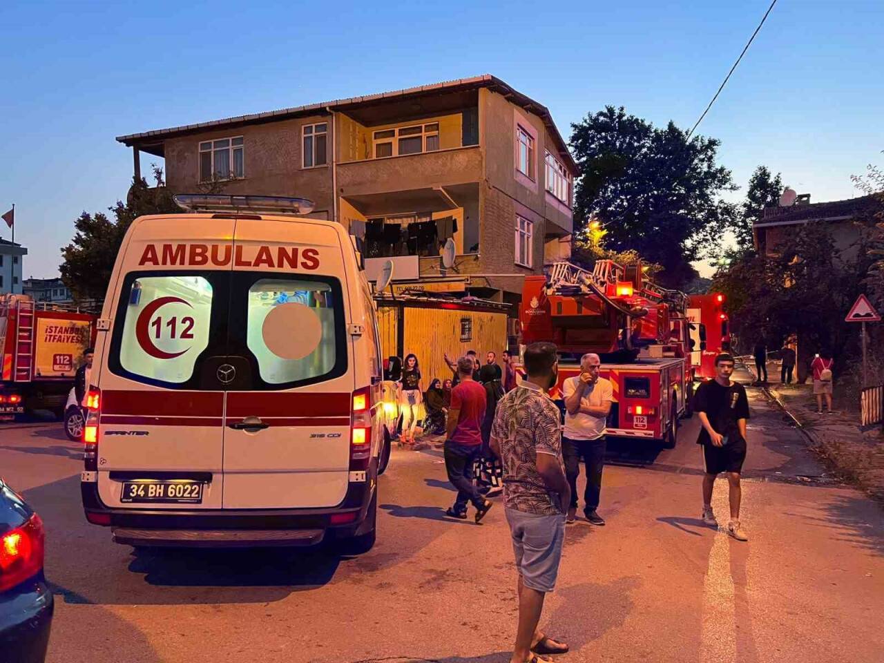 4 apartmanın çatısı alev alev yandı