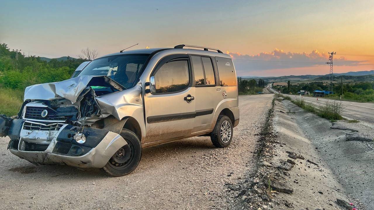 Hafif ticari araç ile otomobil çarpıştı: 10 yaralı