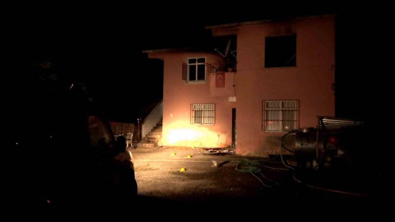 Babasını tüfekle öldürdü, babaannesini darp etti, evi ateşe verdi