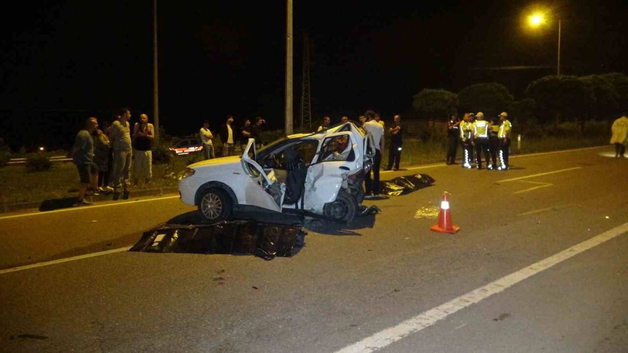 Seyir halindeki otomobil önündeki araca çarptı