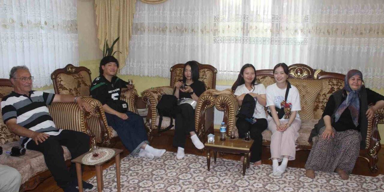 Karapınarlı aile Güney Koreli 4 üniversite öğrencisini evinde misafir etti