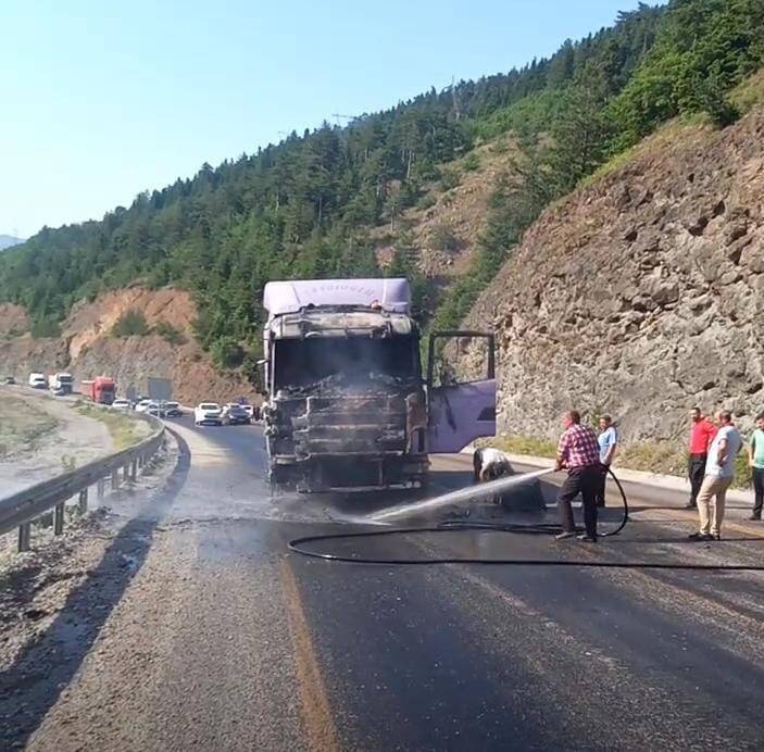 Seyir halindeki tır alev alev yandı