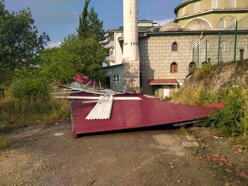 Fırtına çatıyı uçurdu, ağaçları devirdi