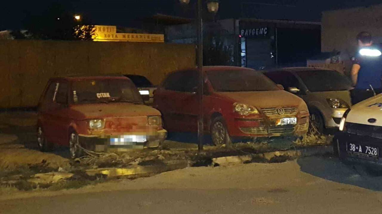 Yol kenarında çıkan ot yangınında park halindeki araçlar zarar gördü