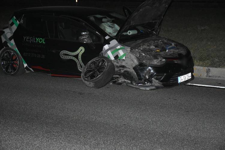 İki araç çarpıştı: 3 yaralı