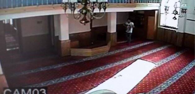 Türbeyi önce soydu, sonra dua etti VİDEO