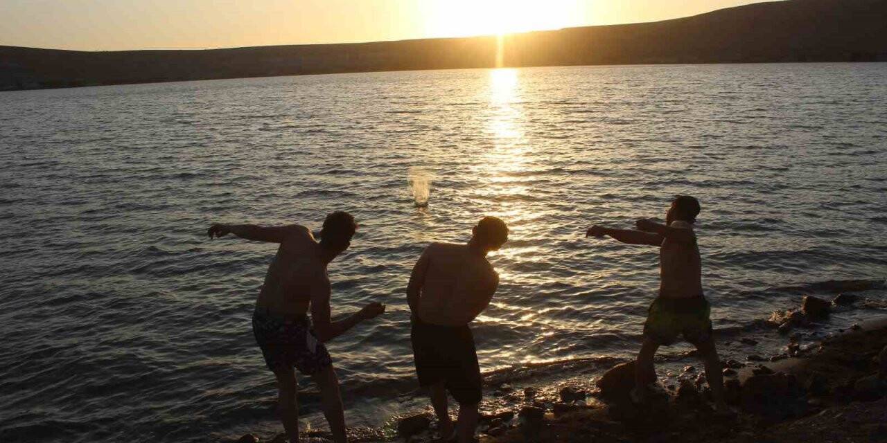 Dünya'nın en derin 3. gölü Acıgöl çok sayıda ziyaretçiye ev sahipliği yapıyor