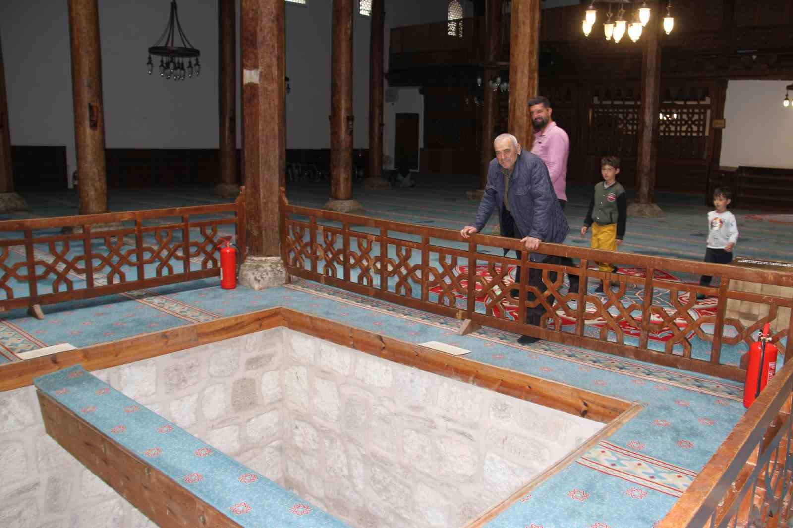 Konya'daki Eşrefoğlu Camisi’ni bayram tatilinde 19 bin 511 kişi ziyaret etti