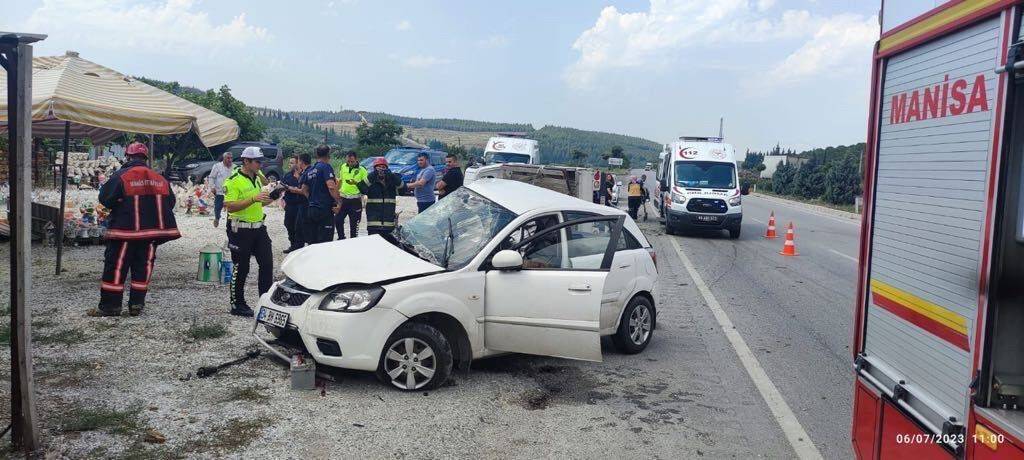 Karşı şeride geçen otomobil kamyonetle çarpıştı