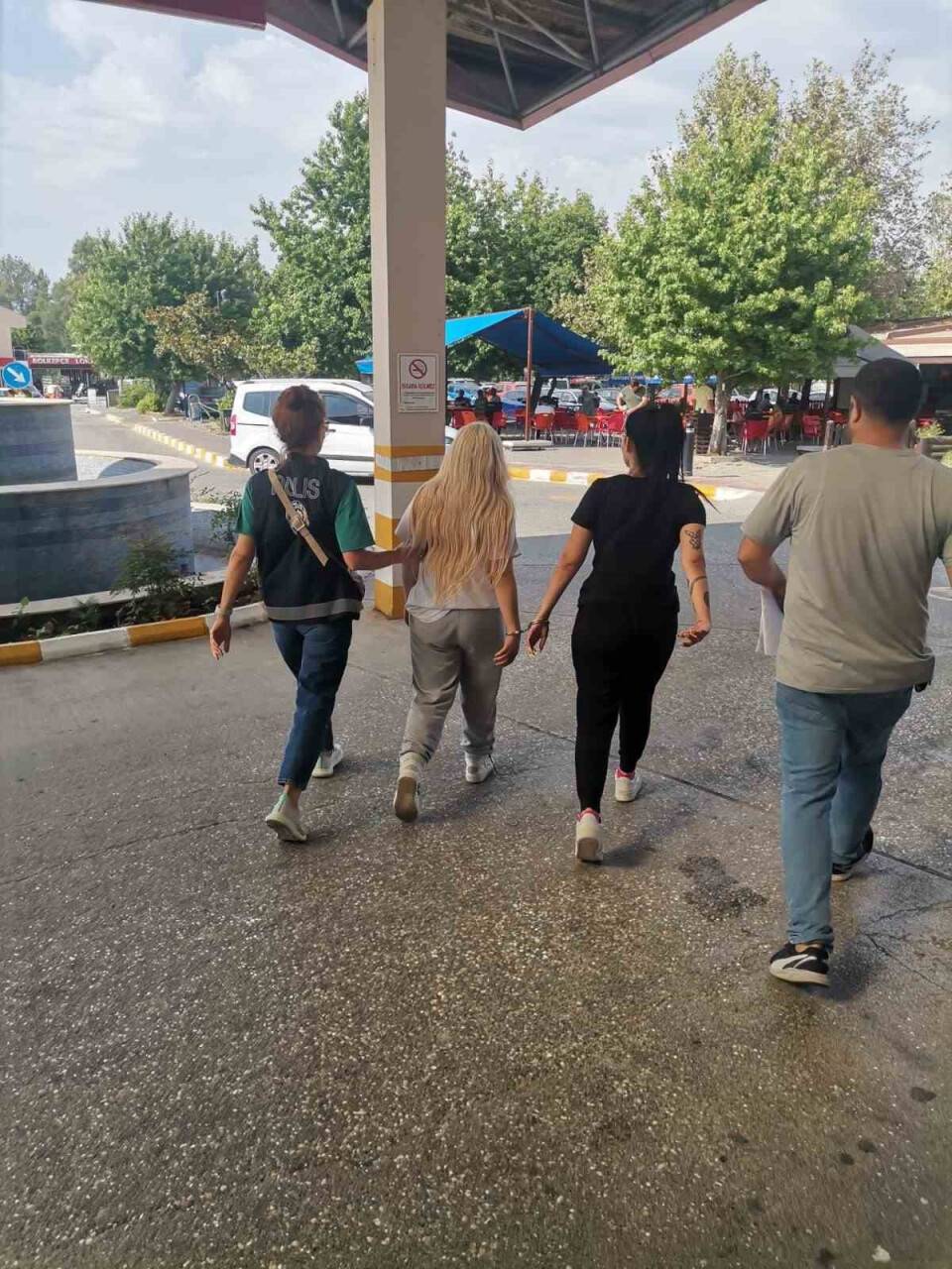 Önce gasp ettiler sonra uyuşturucu madde ile yakalandılar