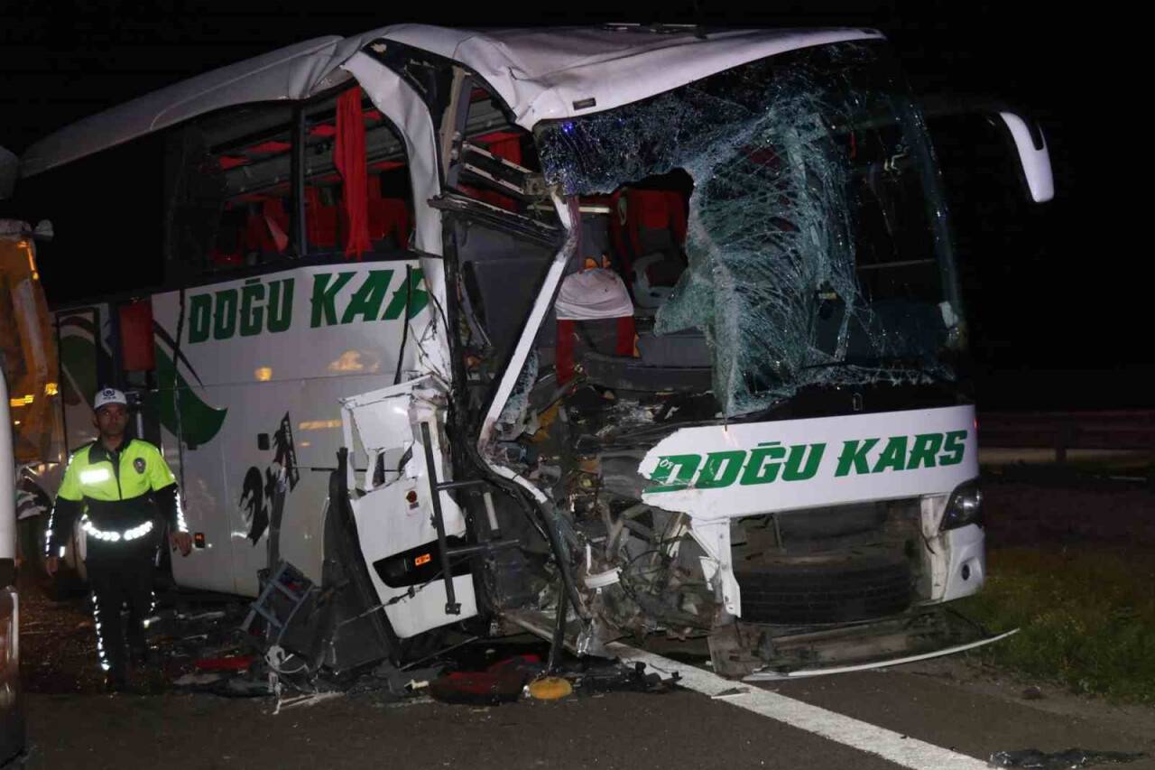 Yolcu otobüsü ile tır çarpıştı 1’i ağır 18 yaralı
