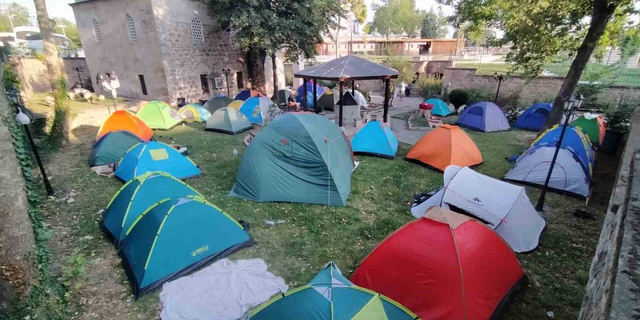 Yağlı güreş sevdalıları, meydanlarda çadırlarda uyudu