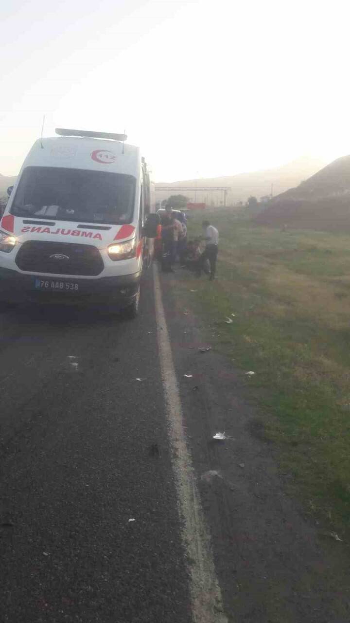 Kayısı işçilerini taşıyan kamyonet ile otomobil çarpıştı: 12 yaralı