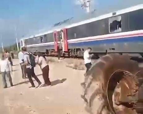 Traktör ile tren çarpıştı: 1’i ağır 4 yaralı