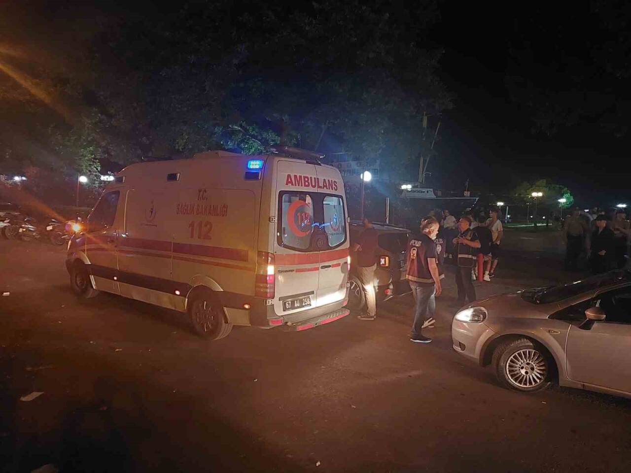 Şişe darbesiyle başından yaralanan 2 genç hastanelik oldu