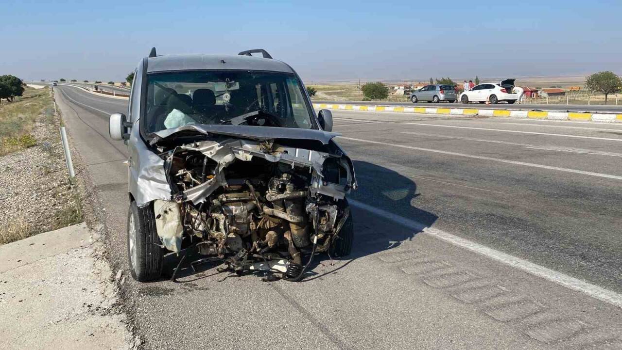 Konya'da otomobil ile hafif ticari araç kavşakta çarpıştı