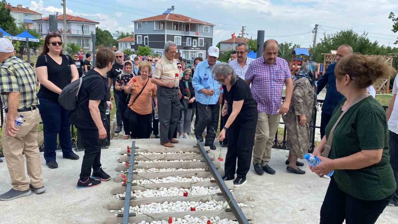 Tren kazasında ölenler için raylara karanfil bırakılarak anıldı