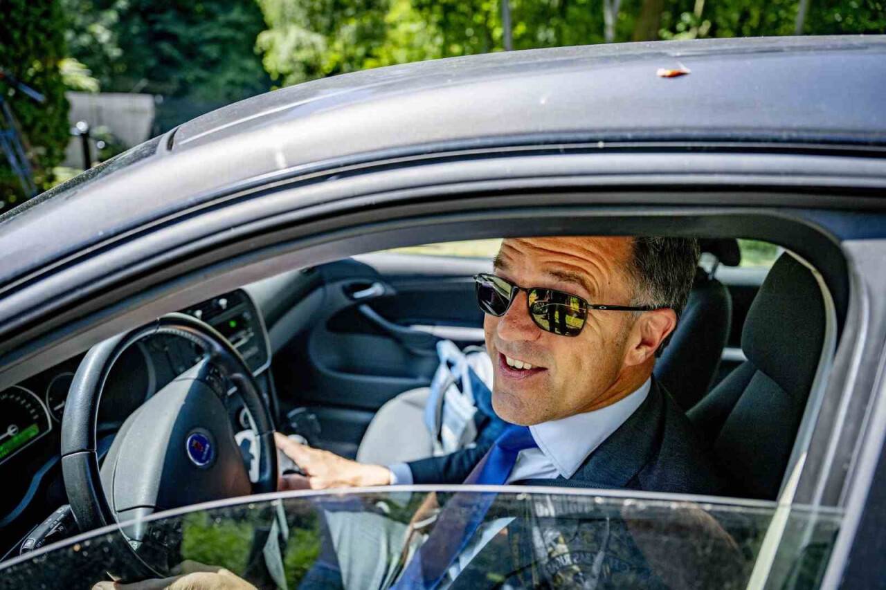 Hollanda’da koalisyon hükümeti istifasını krala sundu