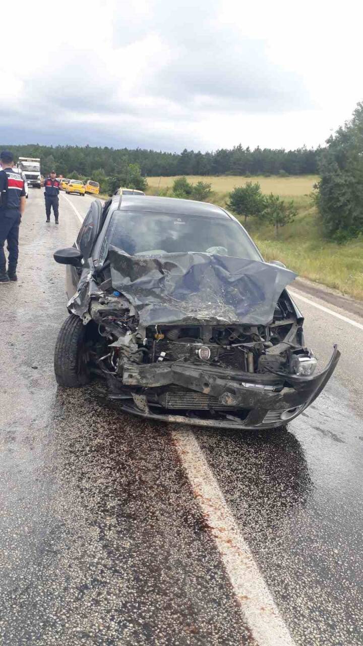 Ticari taksinin otomobil ile çarpışması sonucu 3 yaralı