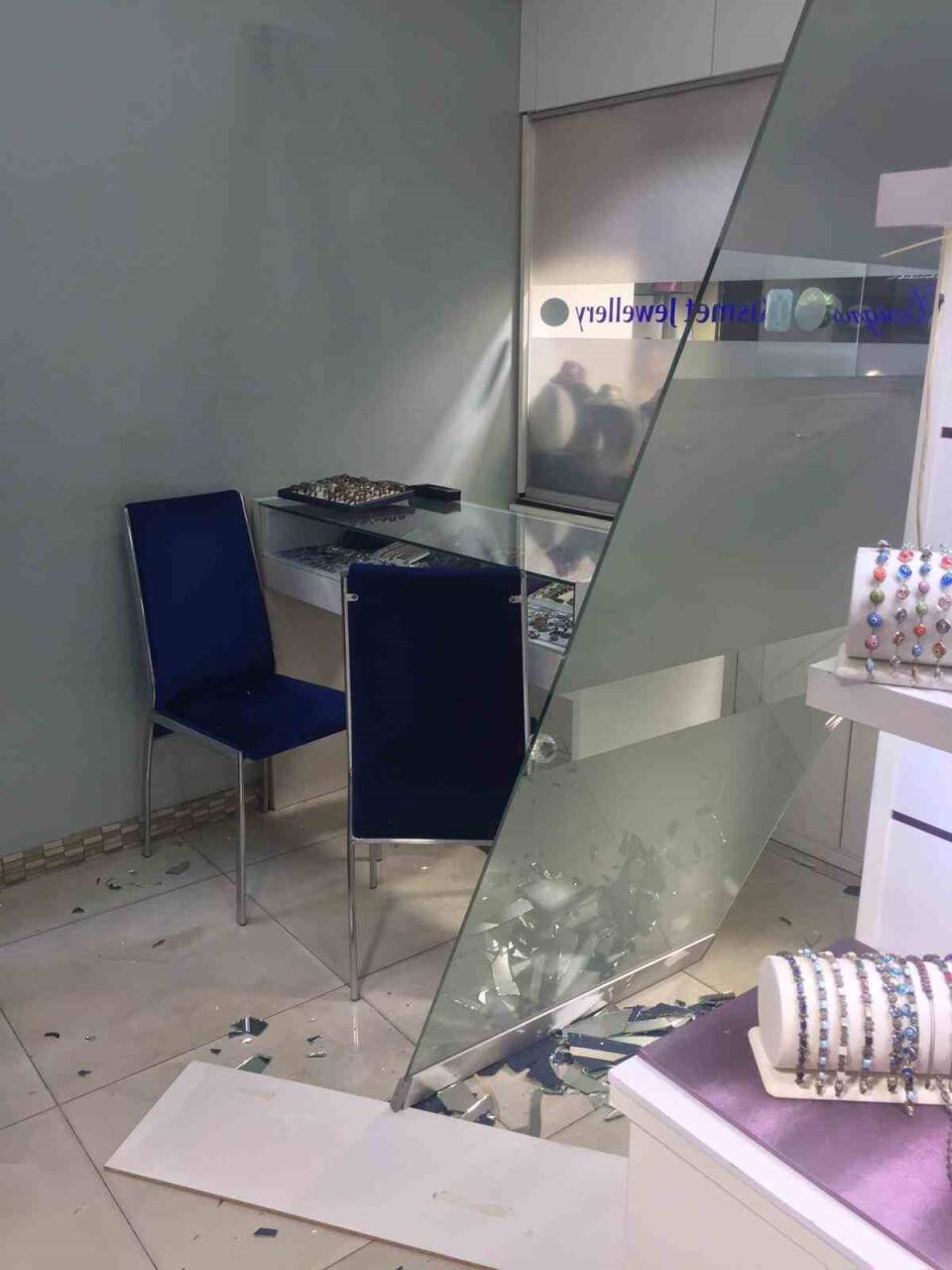 Alkollü turist motosikleti ile kuyumcu dükkanına daldı, ardından korkup kaçtı