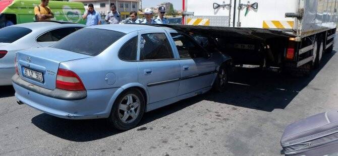 ARKADAN ÇARPAN OTOMOBİL METRELERCE SÜRÜKLENDİ