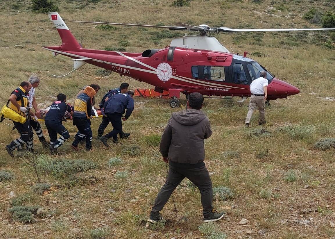 Ambulans helikopter dağda fenalaşan kişi için havalandı
