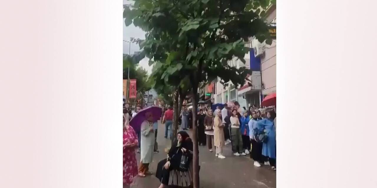 Sağanak yağışa aldırmadan sıraya girdiler