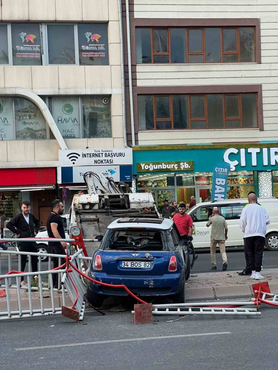 Otomobilin refüje çıkması sonucu 2 yaralı