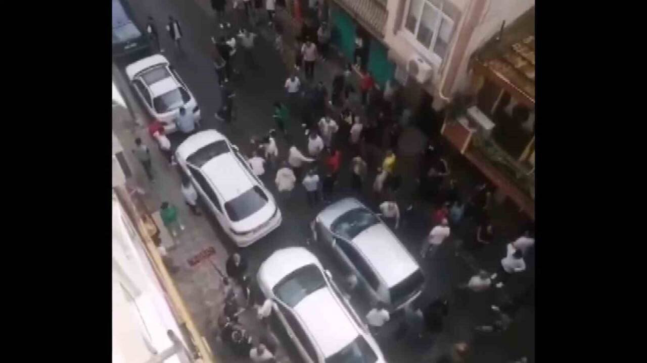 Otomobil yayaya çarptı, olay büyüdü