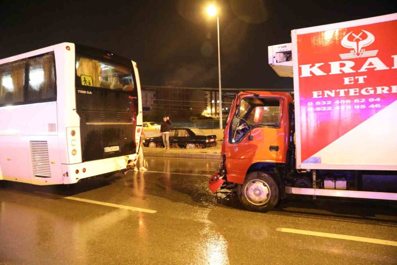 Kamyonet otobüse çarptı 1 kişi yaralandı