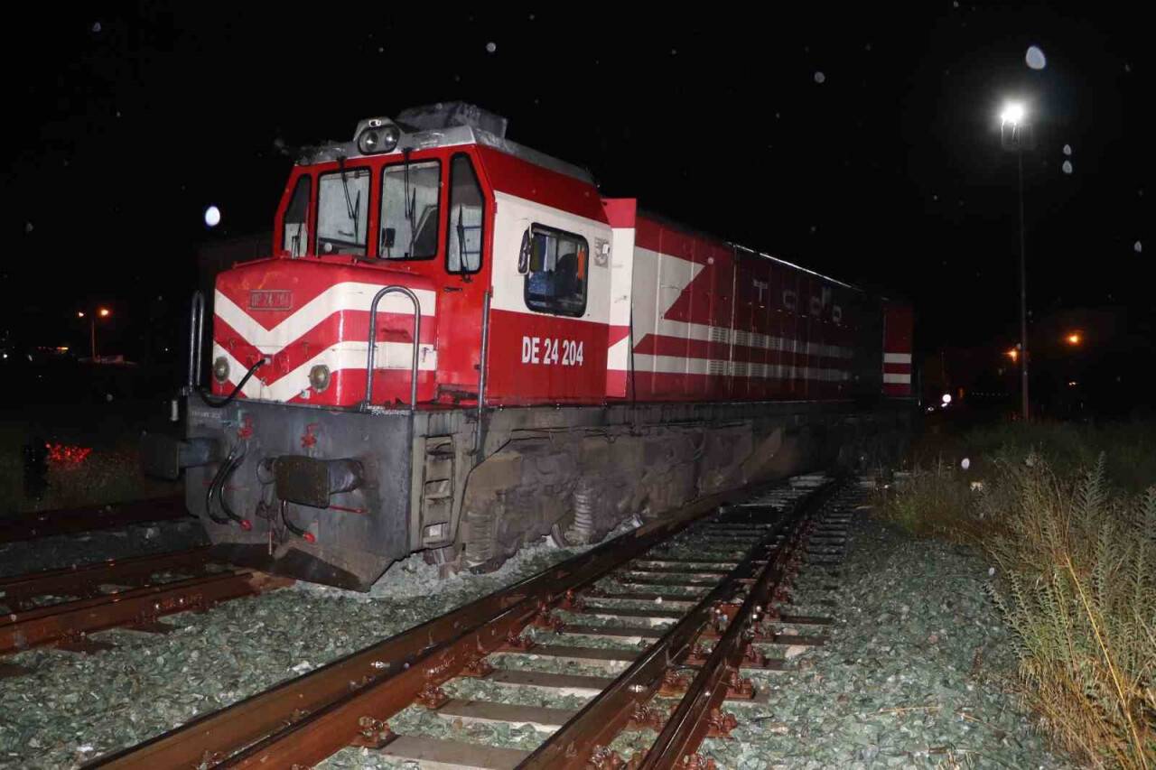 Yük treni raydan çıktı