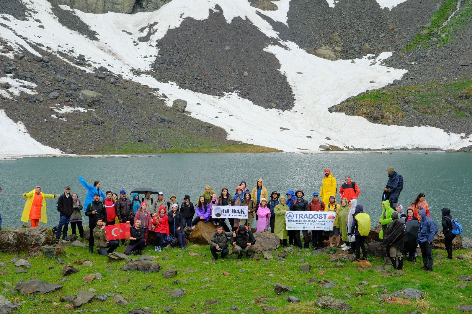 Artabel Gölleri 85 dağcıya aynı günde 4 mevsimi yaşattı