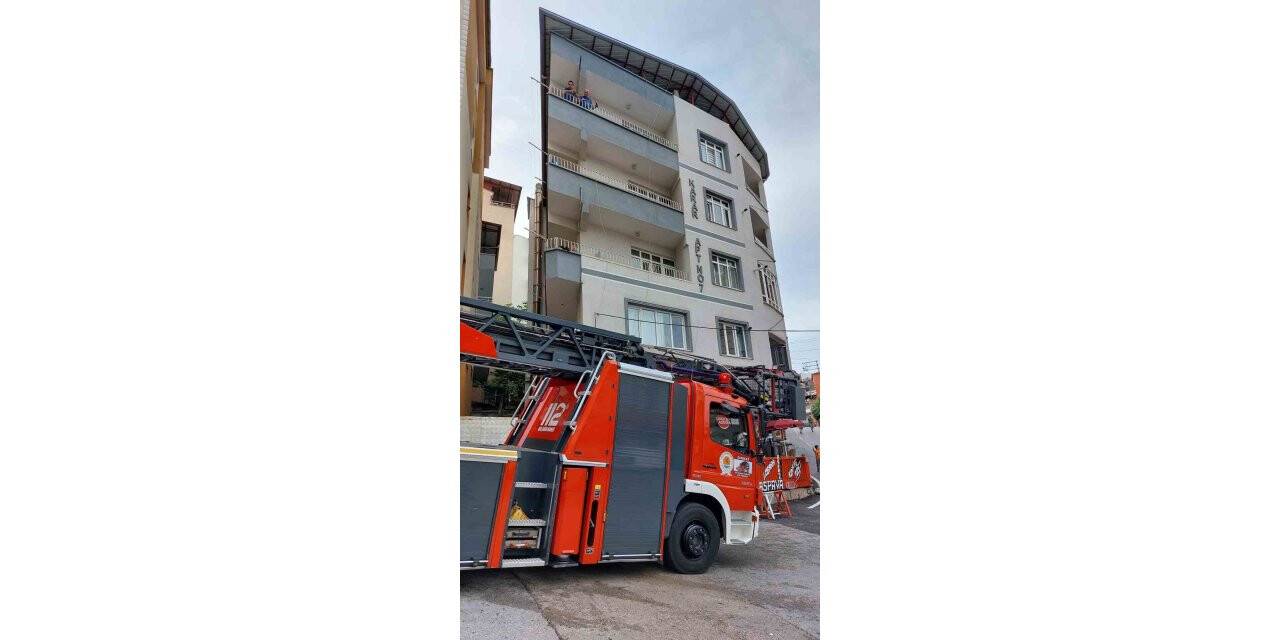 Arkadaşları darp etti, 4. katın balkonundan 3. katın balkonuna atlayarak kurtuldu
