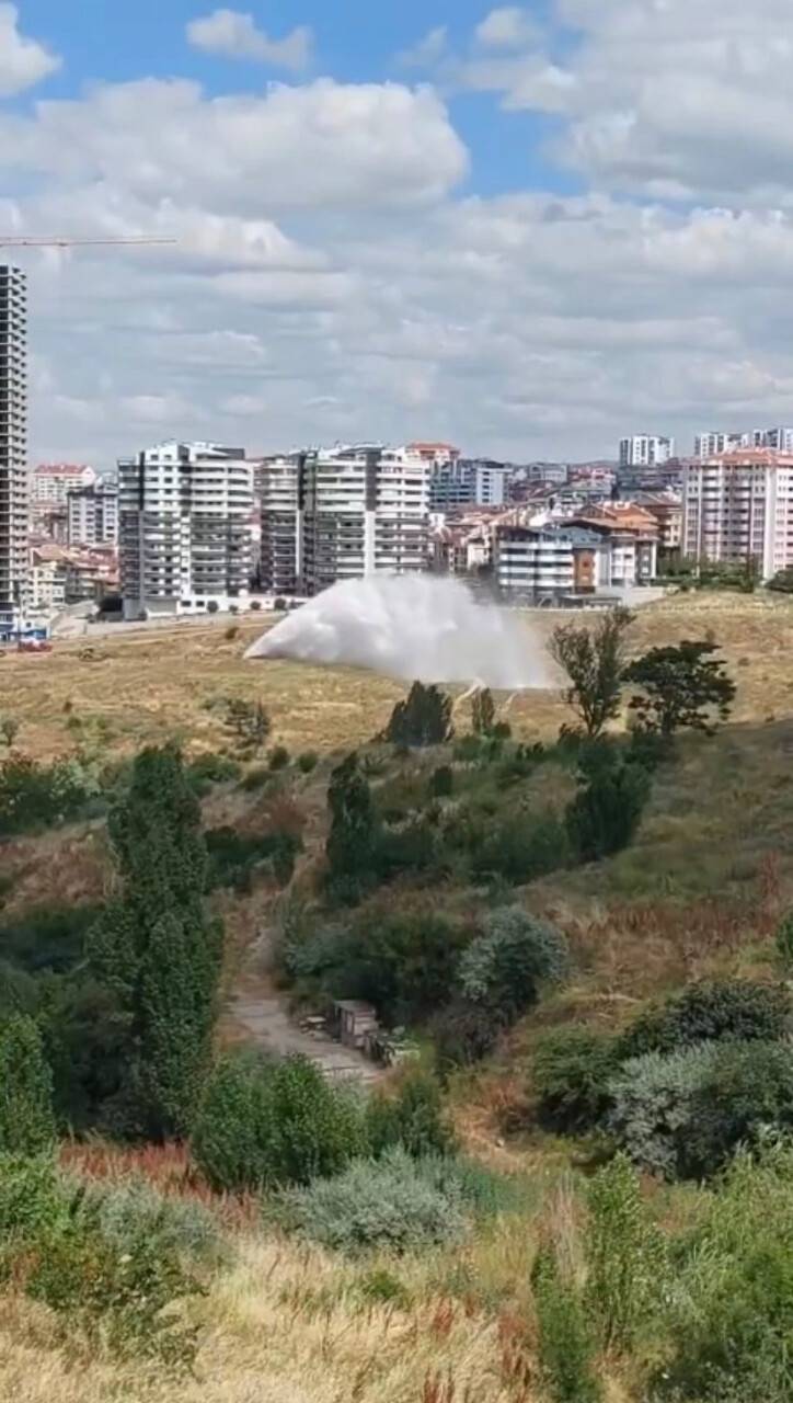 Boru patladı, su metrelerce yükseğe fışkırdı