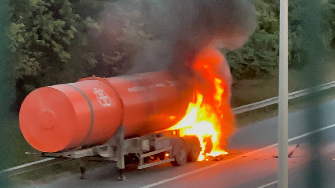 Seyir halindeki çöp kamyonu alev alev yandı