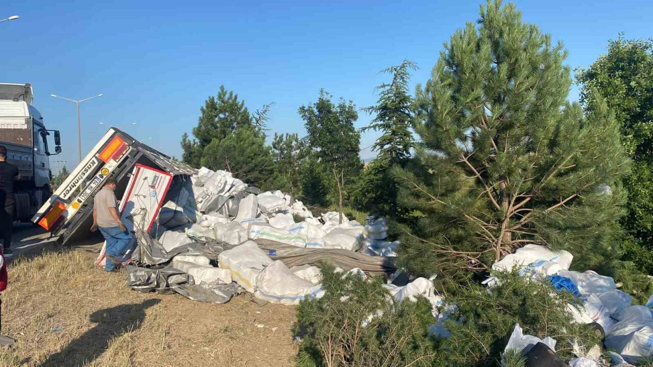 İplik yüklü tır devrildi: 1 yaralı
