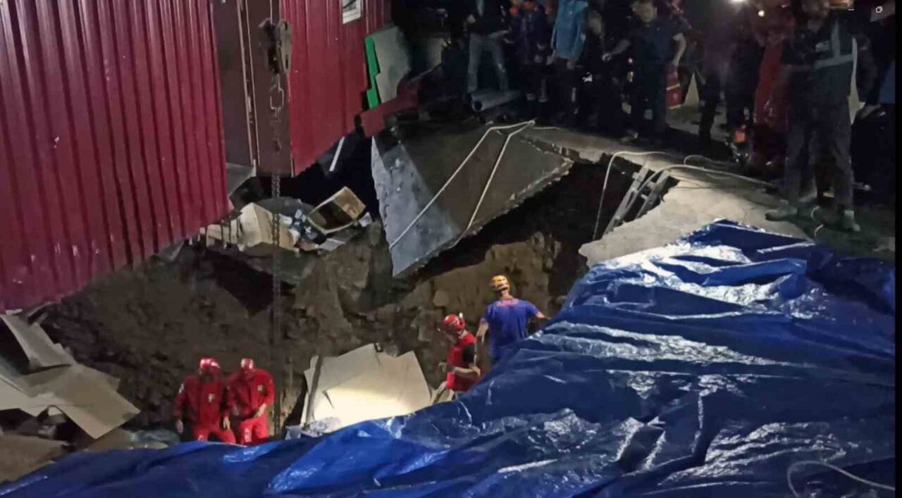 Sağanak yağıştan çöken menfezin altında kaldılar