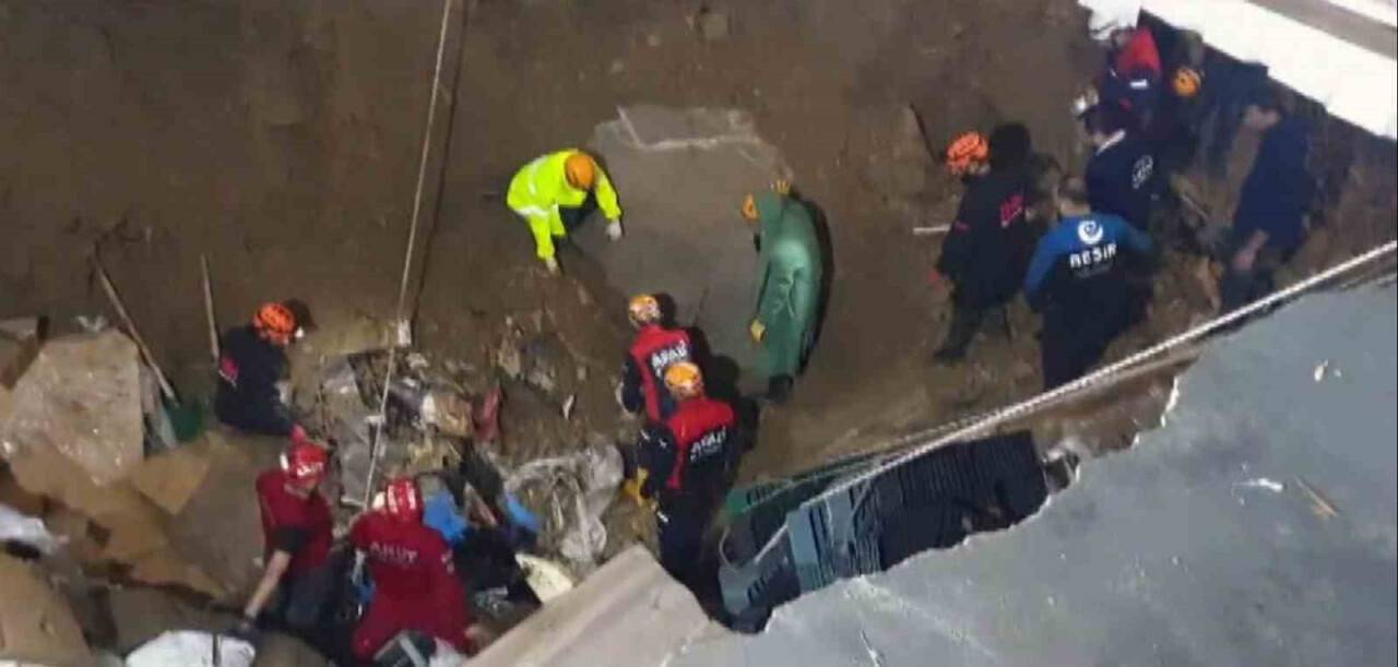 Göçük altında kalan işçi için 12 saattir kurtarma çalışması sürüyor