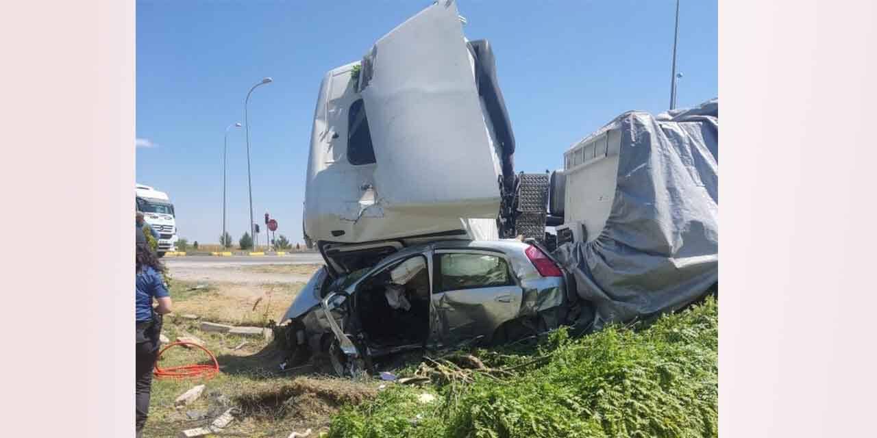 Konya-Eskişehir yolunda kaza: Tır otomobili ezdi