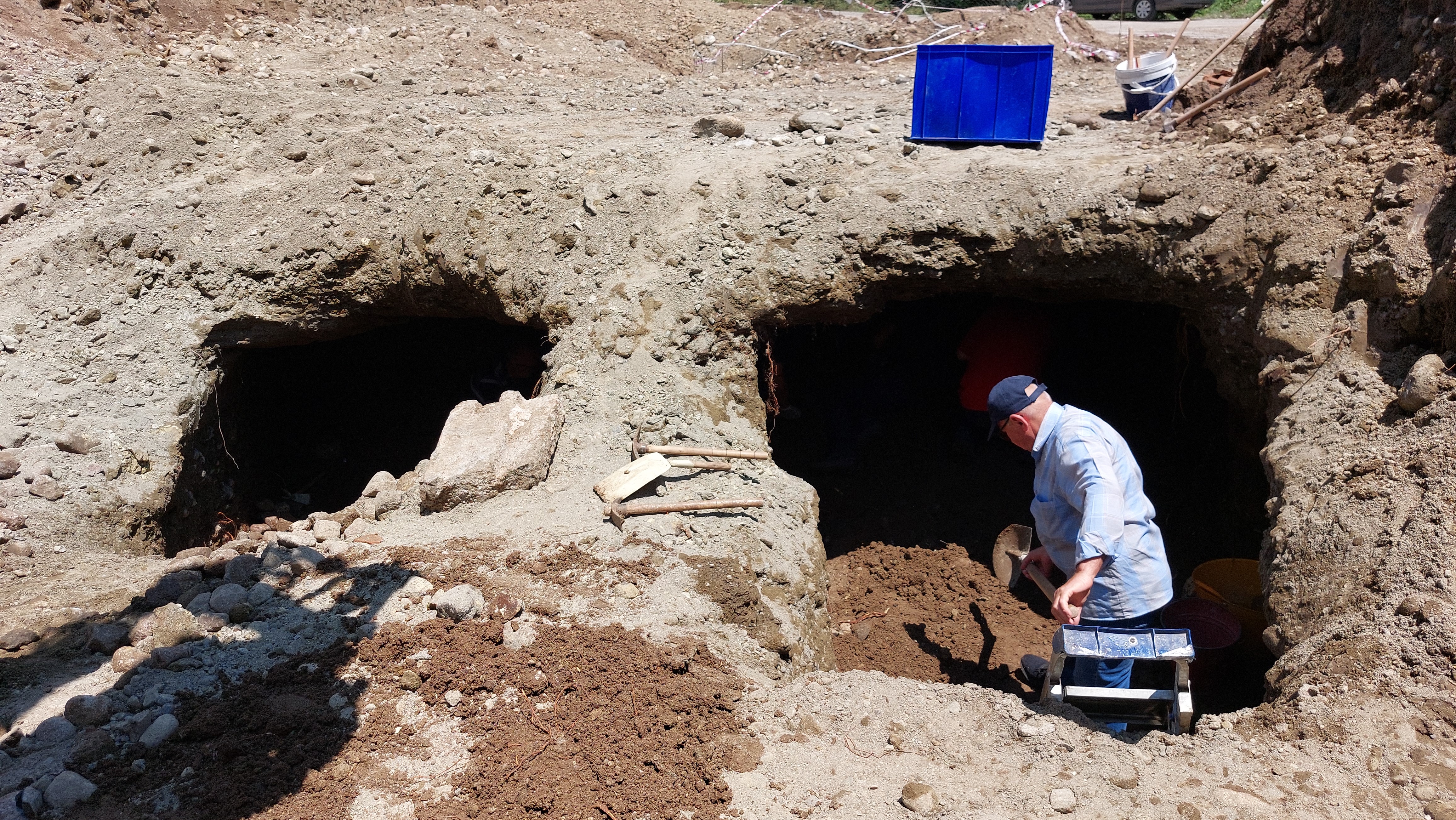 İnşaat kazısında 2 mezar odası bulundu