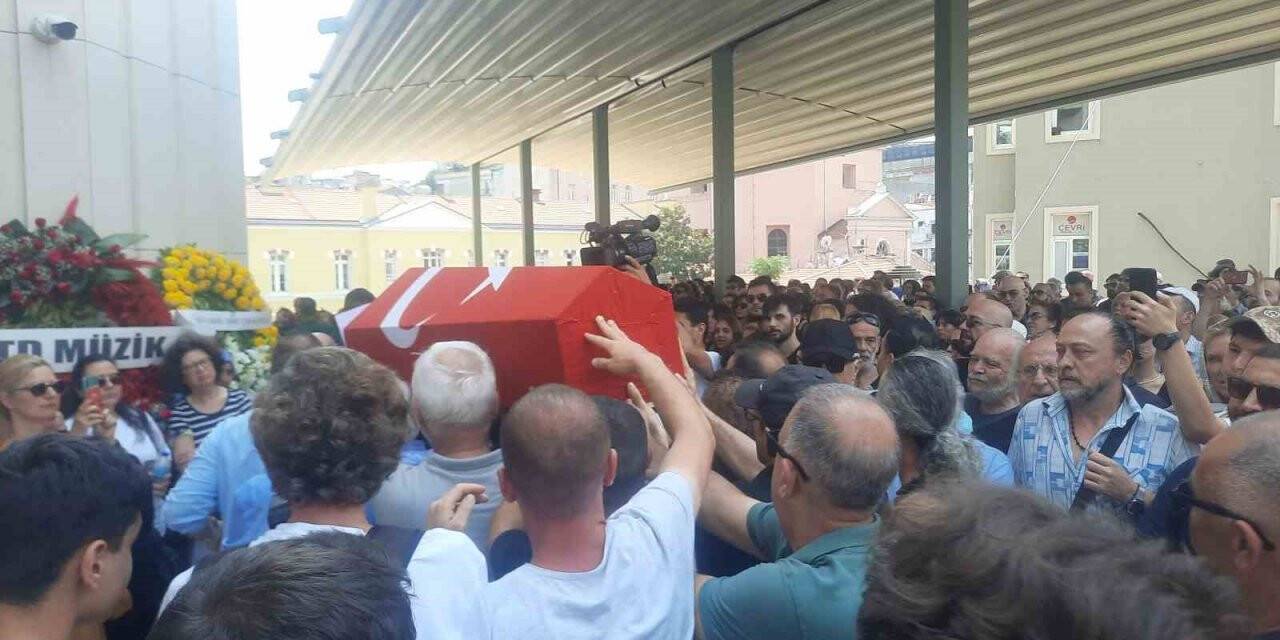 Sanatçı Özkan Uğur son yolculuğuna uğurlandı