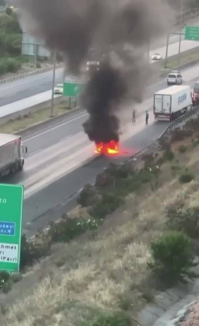 Otoyolda motosiklet alev topuna dönüştü