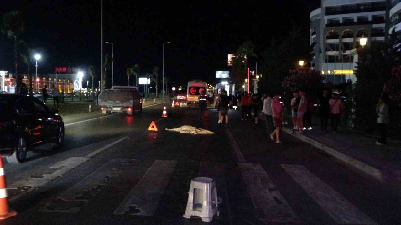 Tur midibüsü yaya geçidindeki turistlerin arasına daldı