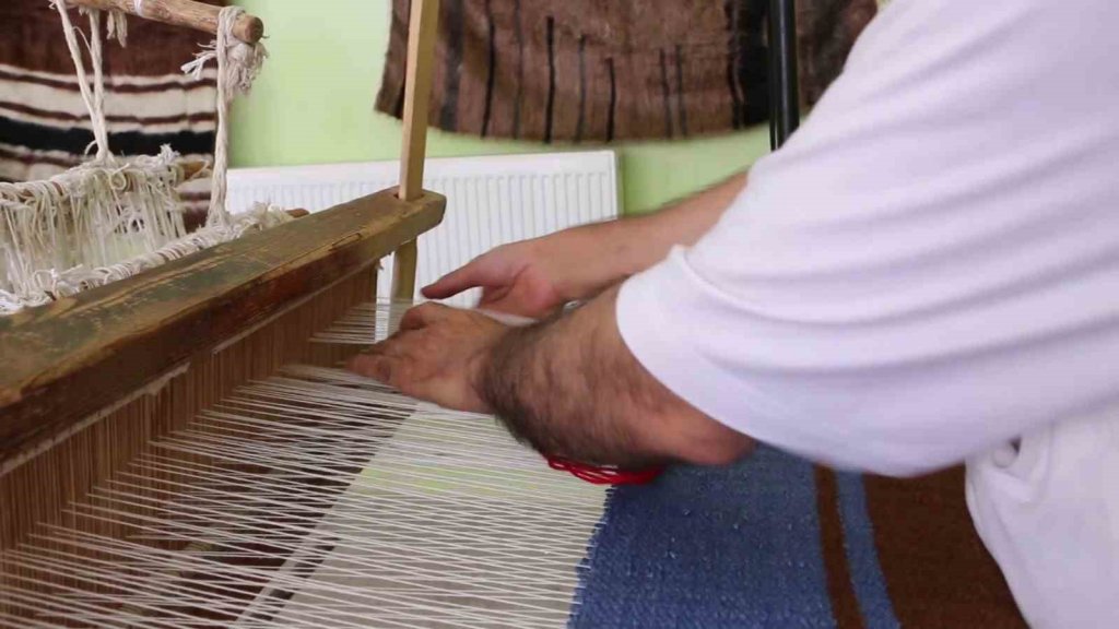 40 yıllık dokuma ustası, mesleği evinin bodrumunda sürdürüyor