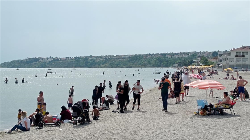 İstanbullular sıcak havada sahil ve parklarda yoğunluk oluşturdu